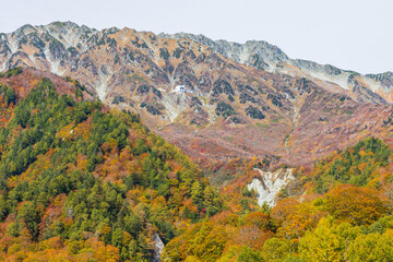 日本の風景・秋　立山黒部アルペンルート　紅葉の黒部ダム（黒部湖）