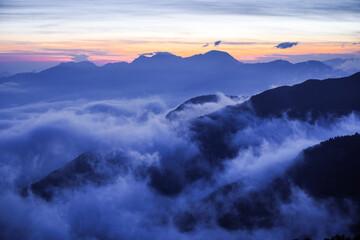 Obraz premium Cloud Sea and Mountain Peaks at Dawn, Hehuanshan, Taiwan