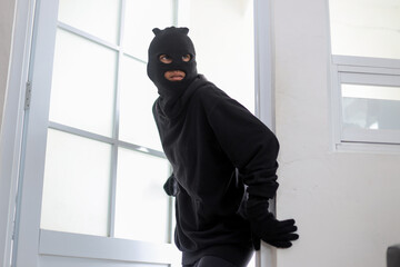 Criminal in Black Attire Entering Home to Steal Items