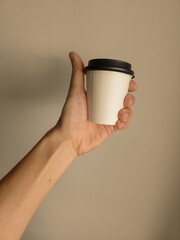 Copinho de café reciclável de papel com mão fazendo um sinal de legal, positivo