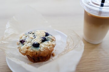 ブルーベリーマフィンとカフェラテ　カフェの雰囲気