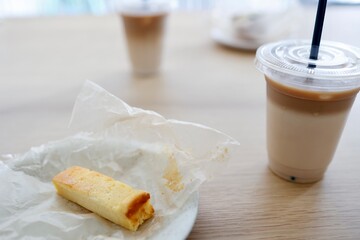 チーズケーキとカフェラテ　カフェの雰囲気