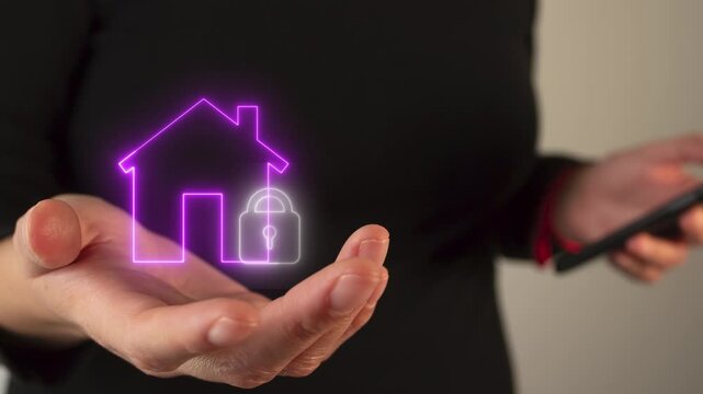 Mano de una persona sosteniendo un icono virtual de una casa con un candado, seguridad en casa