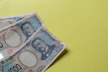 置いてある日本の千円札	