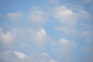 Schönste elegante helle und freundliche morgendliche Stimmung am Himmel mit kleinen weißen Wolken und frischem blau als Serie