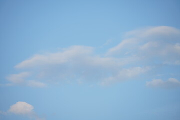 Schönste elegante helle und freundliche morgendliche Stimmung am Himmel mit kleinen weißen Wolken und frischem blau als Serie