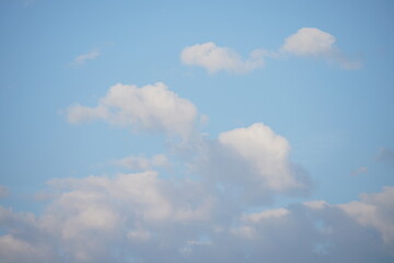 Schönste elegante helle und freundliche morgendliche Stimmung am Himmel mit kleinen weißen Wolken und frischem blau als Serie