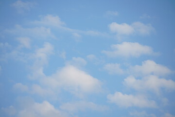 Schönste elegante helle und freundliche morgendliche Stimmung am Himmel mit kleinen weißen Wolken und frischem blau als Serie