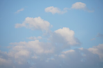Schönste elegante helle und freundliche morgendliche Stimmung am Himmel mit kleinen weißen Wolken und frischem blau als Serie