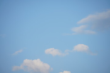 Schönste elegante helle und freundliche morgendliche Stimmung am Himmel mit kleinen weißen Wolken und frischem blau als Serie
