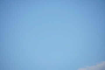 Schönste elegante helle und freundliche morgendliche Stimmung am Himmel mit kleinen weißen Wolken und frischem blau als Serie