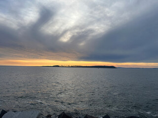 Vista Panorámica de Isla Gorriti desde el Puerto de Punta del Este, Uruguay al Atardecer