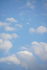 Schönste elegante helle und freundliche morgendliche Stimmung am Himmel mit kleinen weißen Wolken und frischem blau als Serie