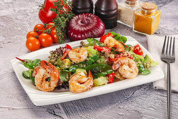 Salad with prawn and quinoa