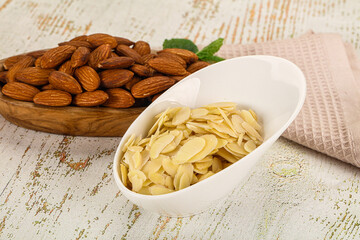 Sliced almond nut for culinary
