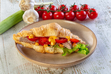 Croissant with tuna, tomato and salad