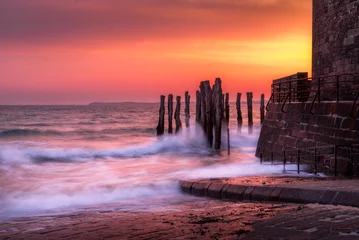 Selbstklebende Fototapeten sur les brise lames © Steven