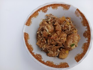 tahu telur or tahu gimbal or tahu tek or egg tofu. is a typical food of the city of Semarang. This food consists of fried tofu, chopped raw cabbage, rice cake, bean sprouts, eggs