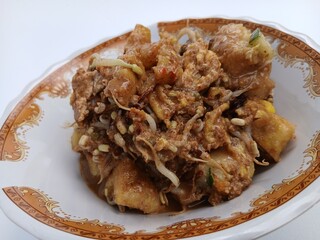 tahu telur or tahu gimbal or tahu tek or egg tofu. is a typical food of the city of Semarang. This food consists of fried tofu, chopped raw cabbage, rice cake, bean sprouts, eggs