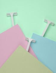 Disposable plastic razors on pastel background. beauty concept. Top view. Creative layout