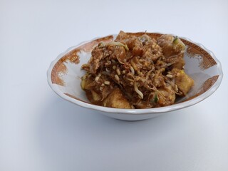 tahu telur or tahu gimbal or tahu tek or egg tofu. is a typical food of the city of Semarang. This food consists of fried tofu, chopped raw cabbage, rice cake, bean sprouts, eggs