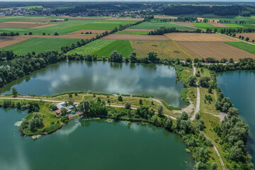 Fototapeta premium Die Naherholungs-Landschaft der Kiesweiher im schwäbischen Donauried bei Dillingen aus der Luft