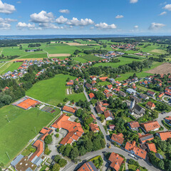 Finning an der Windach im Kreis Landsberg am Lech im oberbayerischen Alpenvorland von oben
