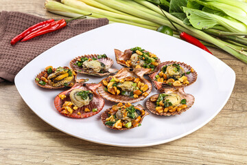 Baked scallops with scalion oil