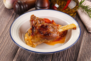 Baked lamb shank with vegetables