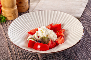 Salad with stracciatella and tomato