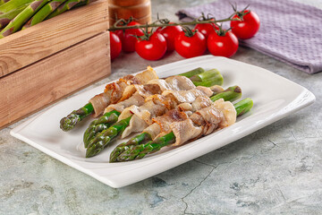 Boiled asparagus with roasted bacon