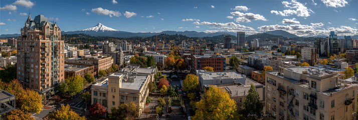Obraz premium Downtown Vancouver Washington. Classic Panoramic View of Portland Skyline on a Sunny Fall Day with Fall Foliage and Iconic Mount Hood, USA