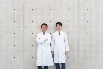白衣の男性医師たち