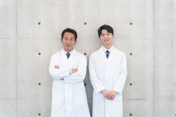 白衣の男性医師たち