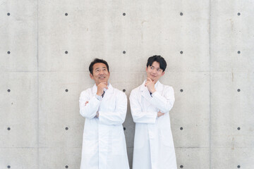 白衣の男性医師たち