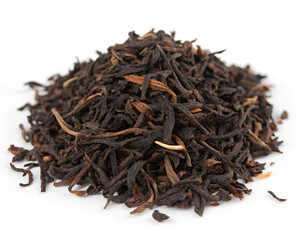 Obraz premium Loose leaf black tea on white background 