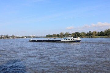 Obraz premium Blick auf den Rhein von der ehemaligen Bundeshauptstadt Bonn