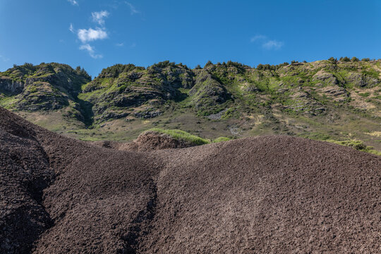 Alluvium (Holocene and Pleistocene) -Unconsolidated deposits of silt, sand, and gravel along streams and in valley bottoms. Kaʻena Point Trail（North), Oahu Hawaii. Waiʻanae Range / Waiʻanae volcano