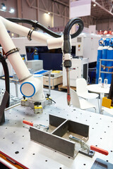 Welding machine and robotic arm