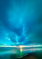 海辺の青い日没