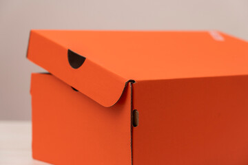 A shoebox on a table or floor.  テーブルまたは床の上の靴箱