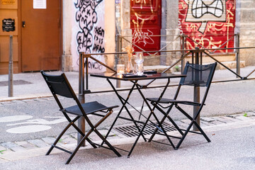 Urbanes Straßencafé in Lyon mit Graffiti-Wand