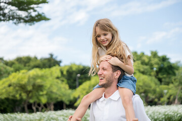 Obraz premium Happy family parent children having picnic outdoor activity. Enjoy happiness moment summer playing together including father mother son and daughter relaxing in the morning sunrise.
