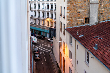 Blick in eine historische Gasse in Lyon bei Sonnenuntergang