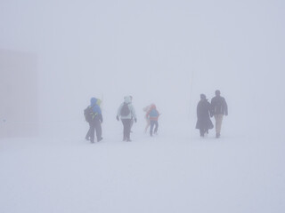 吹雪の中で観光名所立山黒部アルペンルートの室堂にいる観光客の姿