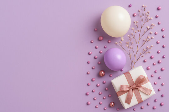 Kado dengan pita dan balon ungu serta balon putih, dengan copy space untuk iklan, reklame, majalah, katalog dan lifestyle avertising lainnya