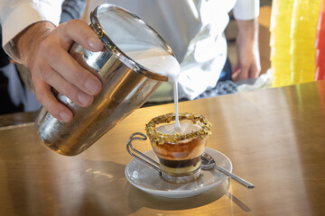 preparazione cocktail barman cappuccino e caffè
