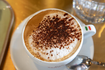 preparazione cocktail barman cappuccino e caffè
