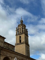 Fototapeta premium A tall building with a clock on it