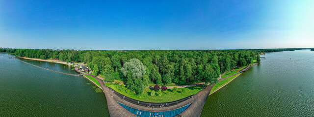 Pomosty na Jeziorze Paprocańskim w Tychach na Śląsku w Polsce latem. Panorama z lotu ptaka © Franciszek
